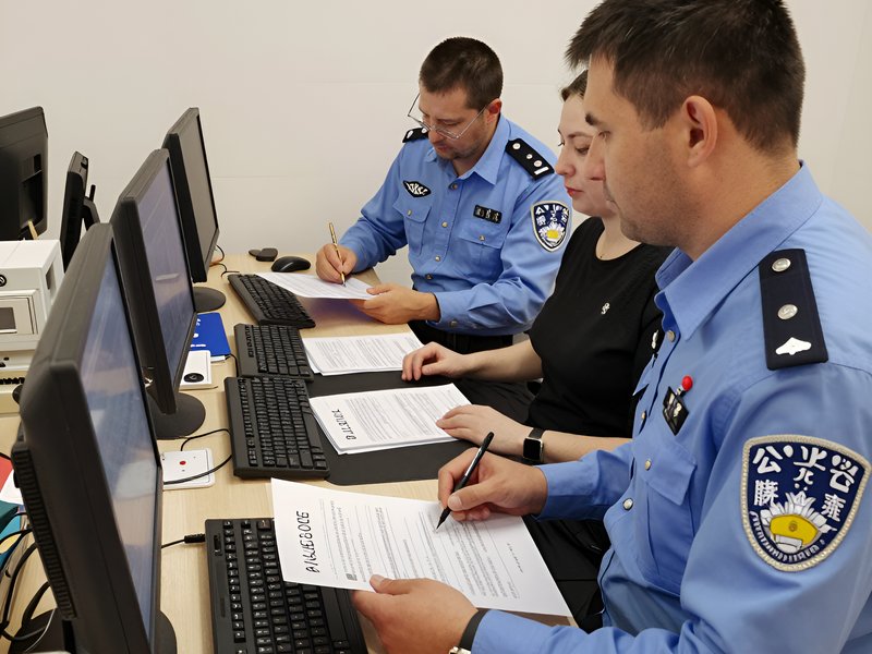 Сотрудники УВД Калуги работают с документами при оформлении заявлений в полицию Калужской области